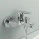 Badearmatur in Chrom, montiert an der Wand, mit einem einhebeligen Bedienhebel. Ideal Standard bietet diese Armatur für Badezimmerlösungen an.